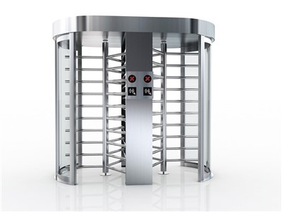 ¿Cómo gestiona el acceso un torniquete de altura completa durante las horas pico?